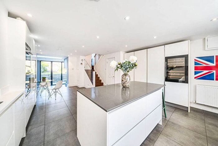 5 Bedroom Terraced House For Sale In Surrey Square, Elephant And Castle, London, SE17