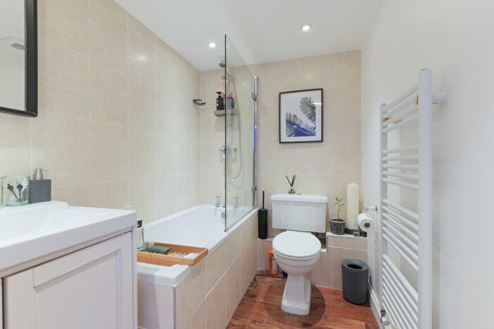 1 Bedroom Flat For Sale In Chessington Road, Ewell, Epsom, KT17