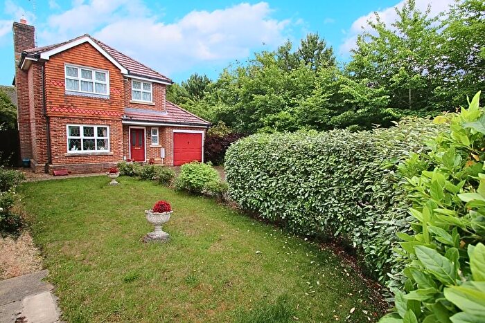 3 Bedroom Detached House For Sale In Strathcona Gardens, Knaphill, Woking, GU21
