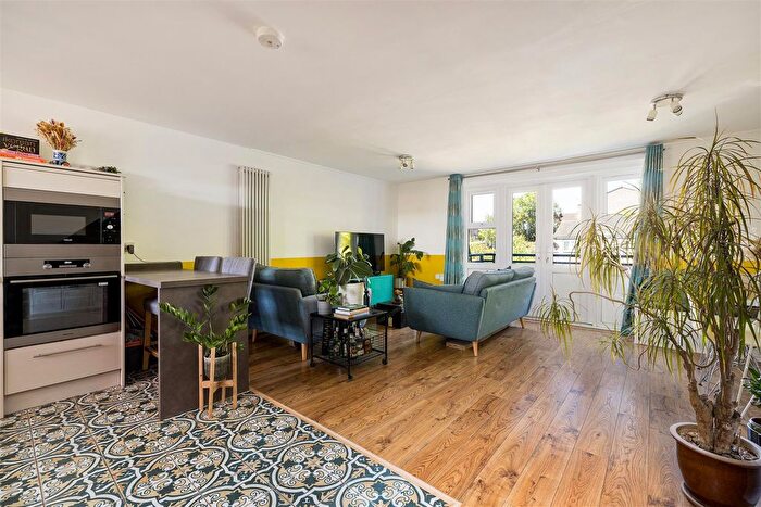 3 Bedroom Flat For Sale In Overbury Street, Hackney, E5