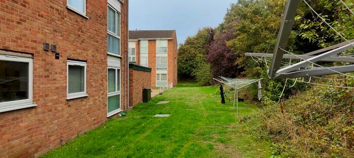 Studio To Rent In Dellow Close, Ilford, IG2