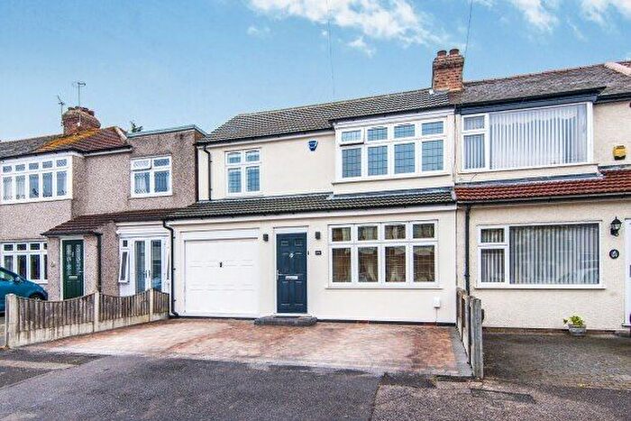 4 Bedroom Property To Rent In Laburnum Avenue, Hornchurch, RM12