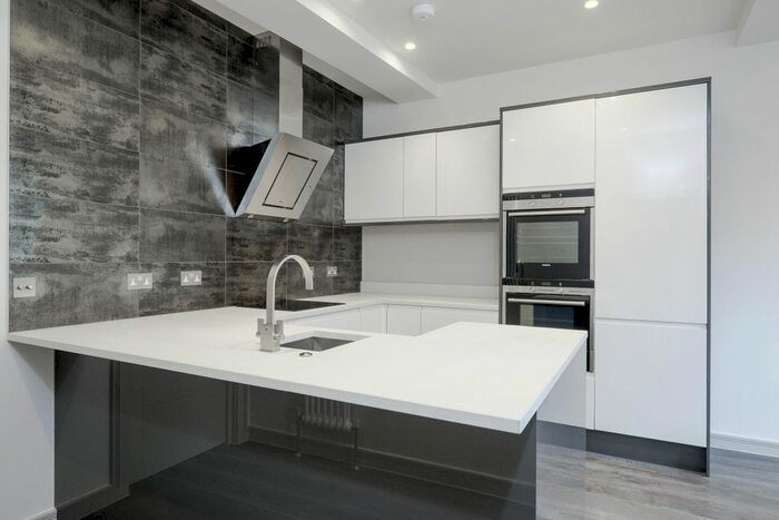 2 Bedroom Flat To Rent In King Street, Richmond, TW9