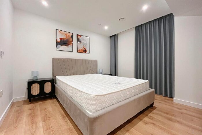 2 Bedroom Apartment To Rent In One Thames Quay, E14