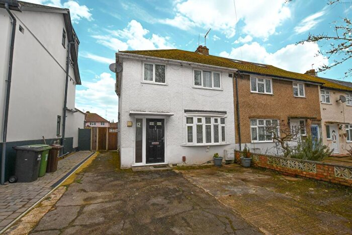 3 Bedroom Terraced House To Rent In Harvey Road, London Colney, AL2