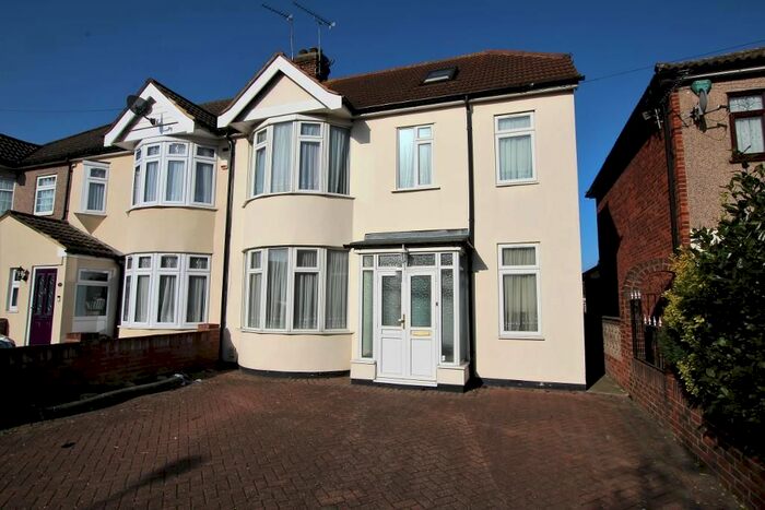 4 Bedroom End Of Terrace House To Rent In Oliver Road, Rainham, Essex, RM13