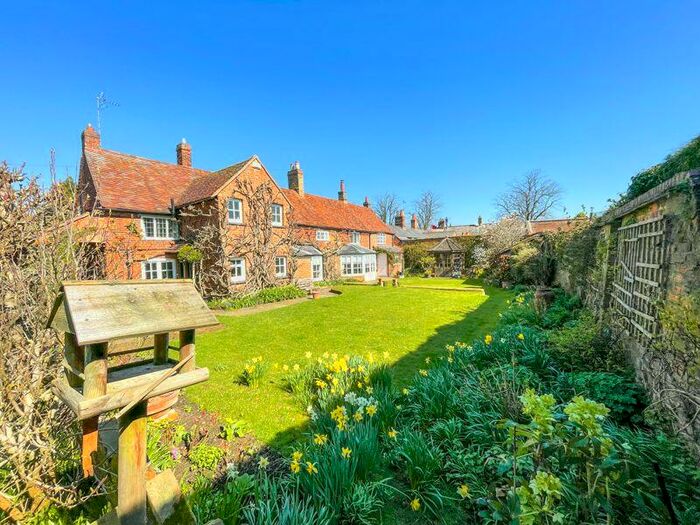 5 Bedroom Character Property For Sale In Aylesbury Road, Wing, LU7