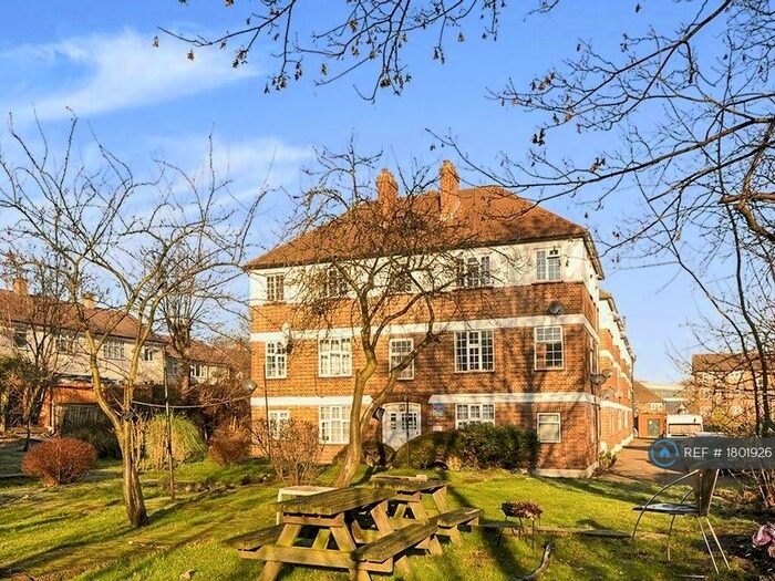 2 Bedroom Flat To Rent In Elder Gardens, London, SE27