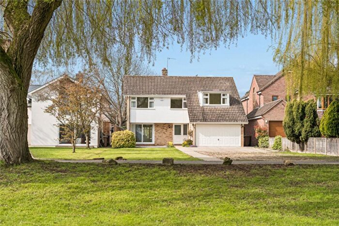 4 Bedroom Detached House For Sale In Chalmore Gardens, Wallingford, Oxfordshire, OX10