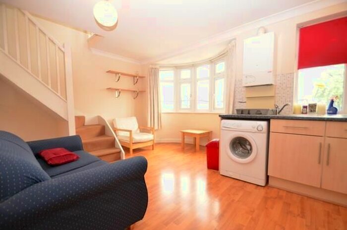 1 Bedroom Flat To Rent In Warden Avenue, Rayners Lane, HA2
