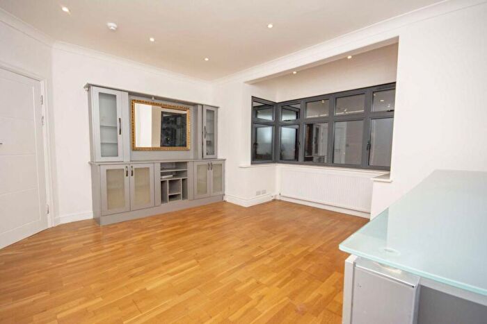 5 Bedroom House To Rent In Whitchurch Lane, Edgware, HA8