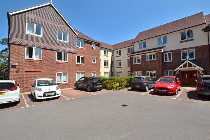 1 Bedroom Flat For Sale In Branksomewood Road, Fleet, GU51