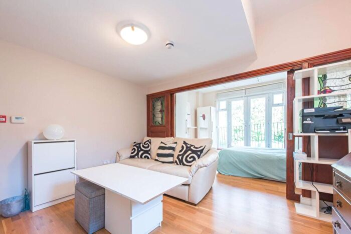 Studio For Sale In Woodside Lane, North Finchley, London, N12