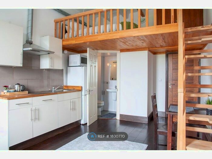 Studio To Rent In Hanover House, London, NW2