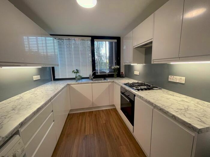 2 Bedroom Flat To Rent In Britten Close, London, NW11