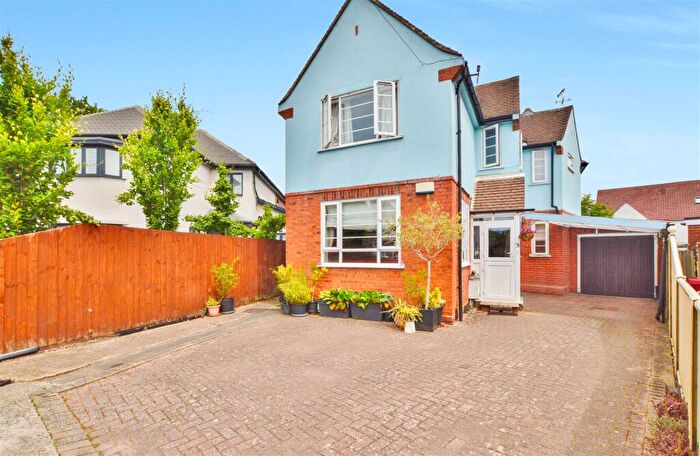 5 Bedroom Detached House For Sale In Slough, SL1