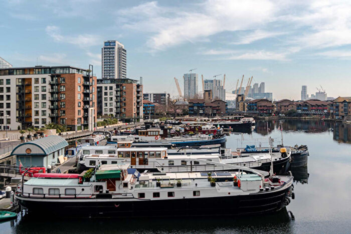 3 Bedroom House Boat For Sale In Myers Walk, Canary Wharf, London, E14