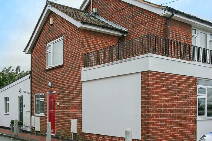 2 Bedroom Flat To Rent In Woodland Avenue, Brentwood, Essex, CM13