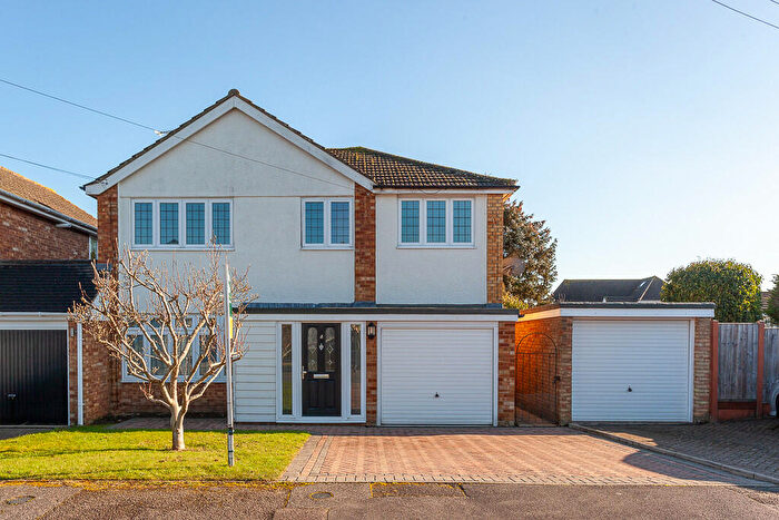 4 Bedroom Link Detached House For Sale In The Links, Billericay, CM12