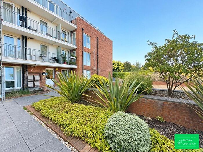 2 Bedroom Flat To Rent In Holdworth Lodge, Lankaster Gardens, N2