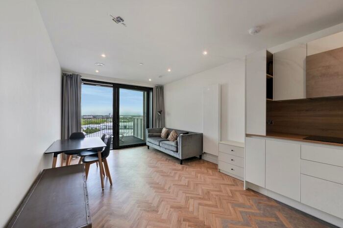 2 Bedroom Apartment To Rent In Skyline Apartments, Three Waters, London, E3