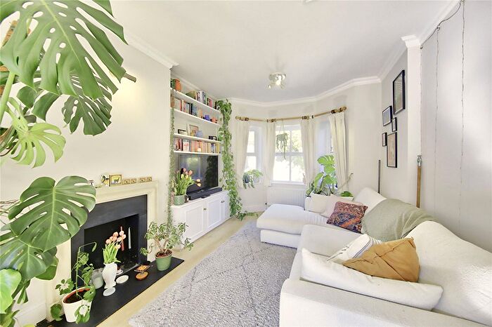 2 Bedroom Flat To Rent In Redwood Mews, London, SW4