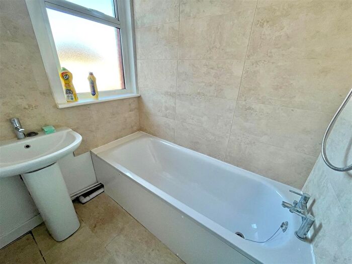 3 Bedroom Terraced House For Sale In Chiltern Road, Dunstable, LU6
