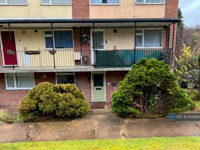 2 Bedroom Flat To Rent In Russell Court, Chesham, HP5