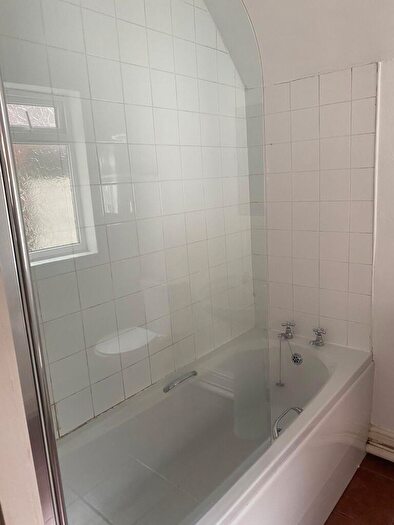 2 Bedroom Flat To Rent In Biddlestone Road, Heaton, Newcastle Upon Tyne, NE6