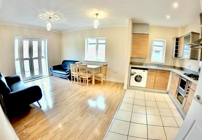 2 Bedroom Flat To Rent In Periwood Crescent, Perivale, Greenford, UB6