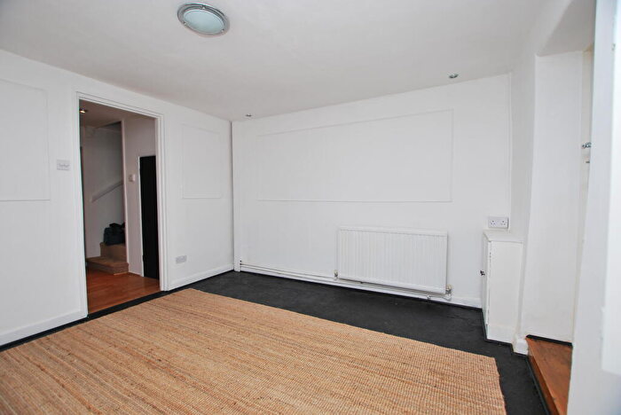 2 Bedroom End Of Terrace House To Rent In Old Road, LU7