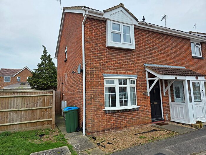 3 Bedroom Semi Detached House For Sale In Larch Close, Aylesbury, HP20
