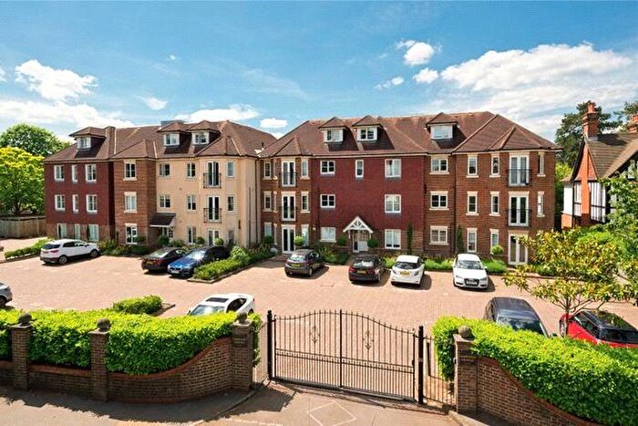 2 Bedroom Flat To Rent In Oatlands Chase, Weybridge, Surrey, KT13