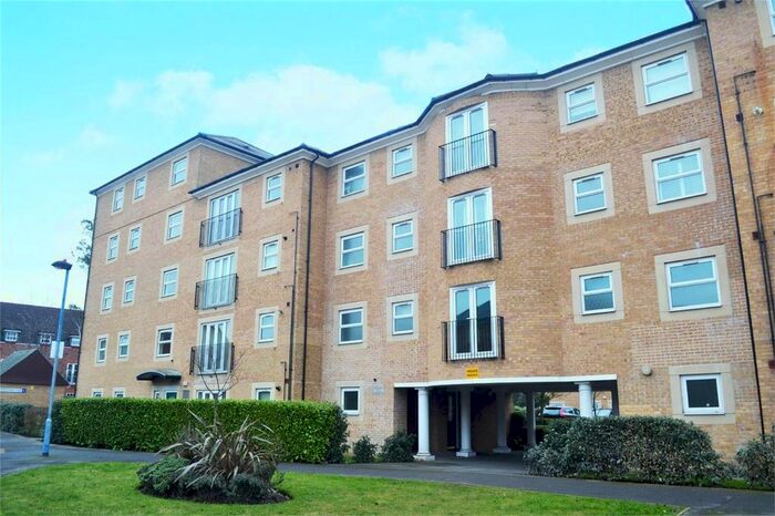 3 Bedroom Flat To Rent In White Lodge Close, Isleworth, TW7