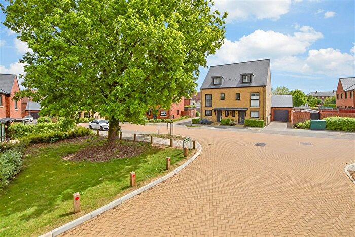 4 Bedroom Semi Detached House For Sale In Aviator Drive, Kings Hill, West Malling, Kent, ME19