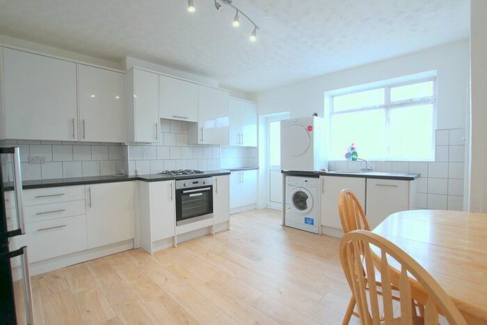 4 Bedroom Flat To Rent In Twickenham Road, Isleworth, TW7
