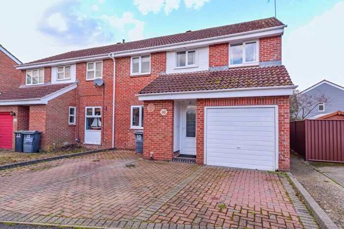 4 Bedroom Semi-Detached House For Sale In Aintree Drive, Waterlooville, PO7