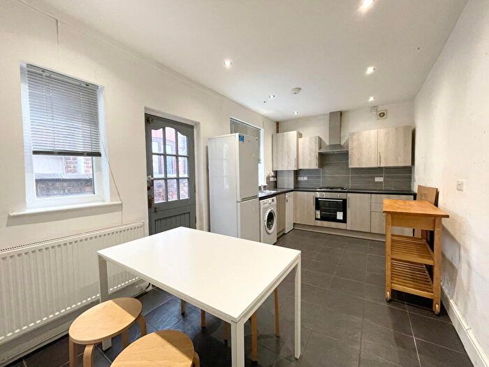 3 Bedroom Terraced House To Rent In Kennedy Road, Salford, M5