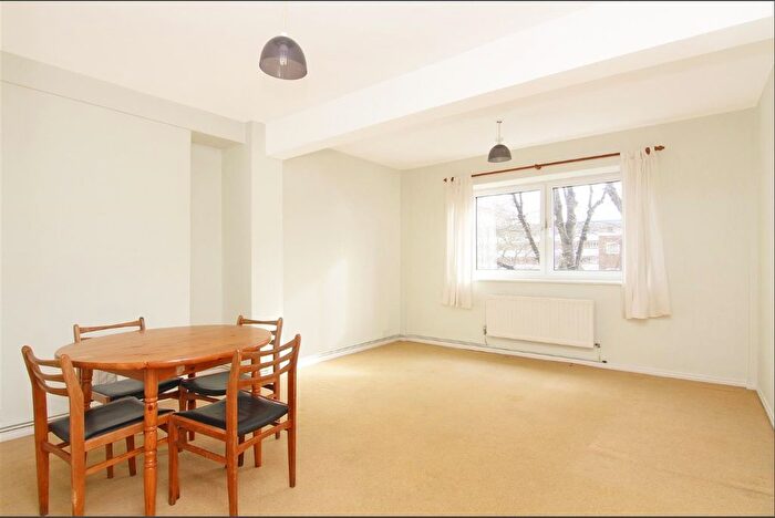 1 Bedroom Flat To Rent In Belvedere Court, - Upper Richmond Road, SW15