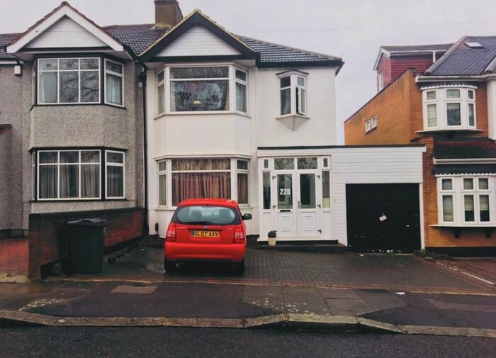 4 Bedroom Semi-Detached House To Rent In Roding Lane South, Ilford, IG4