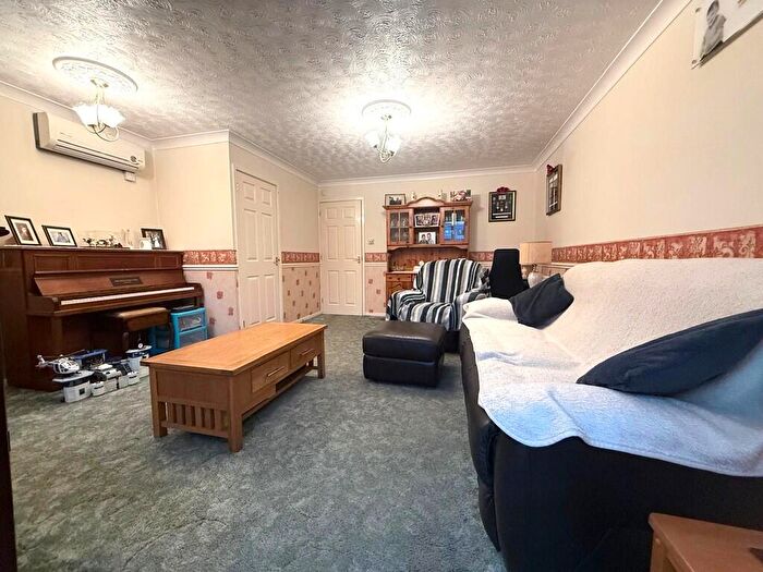 3 Bedroom Semi-Detached House For Sale In Drake Avenue, Chatteris, Cambs., PE16 - Photo 3