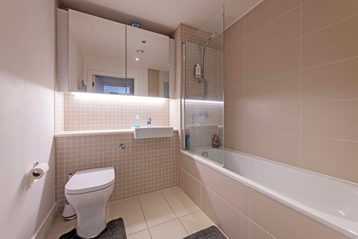 2 Bedroom Apartment To Rent In Cobalt Place, SW11