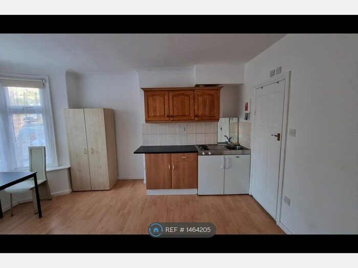 Studio To Rent In Hendon Way, London, NW2