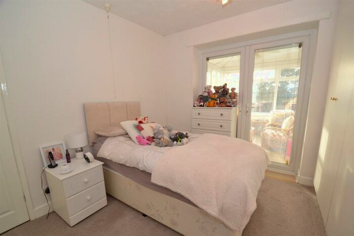 2 Bedroom Semi-Detached Bungalow For Sale In New Park Road, Queensbury, BD13
