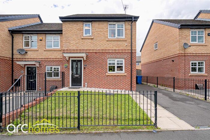 3 Bedroom Semi Detached House For Sale In Gibfield Park Avenue, Atherton, Manchester, M46