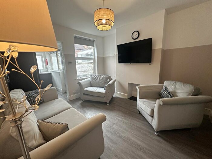 4 Bedroom Terraced House To Rent In Florence St // Modern Bed // July, LN2