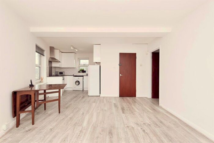 3 Bedroom Flat To Rent In Thames Road, Chiswick, W4