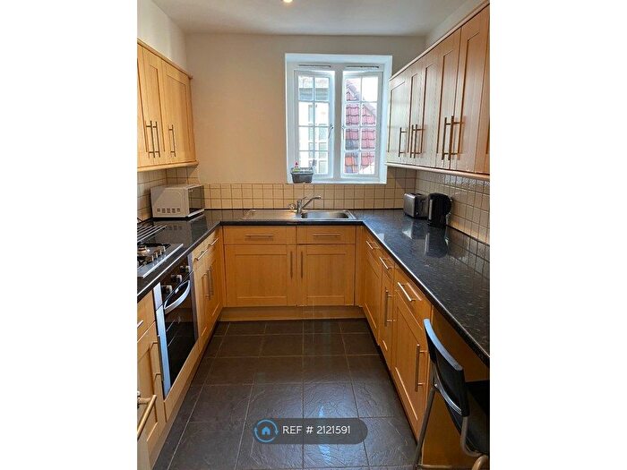 3 Bedroom Flat To Rent In Levita House, London, NW1