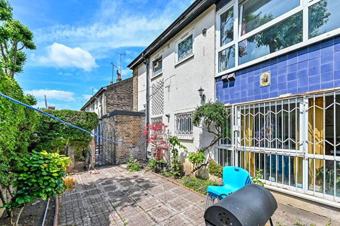 2 Bedroom Flat To Rent In Somerford Grove Estate, Stoke Newington, London, N16