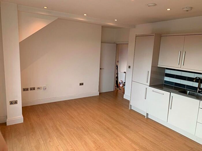 1 Bedroom Flat To Rent In High Street, Addlestone, Surrey, KT15